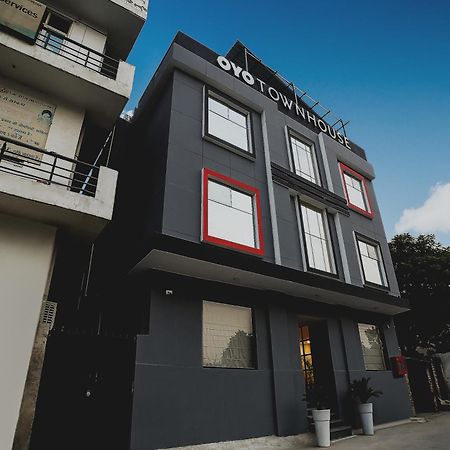 Collection O Townhouse 069 Hotel Гургаон Екстериор снимка