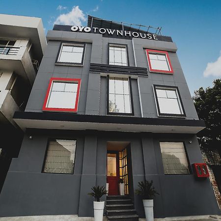 Collection O Townhouse 069 Hotel Гургаон Екстериор снимка